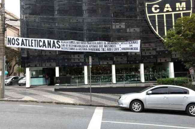 Faixa em apoio a Robinho foi exposta em frente  sede administrativa do Atltico, no bairro de Lourdes
