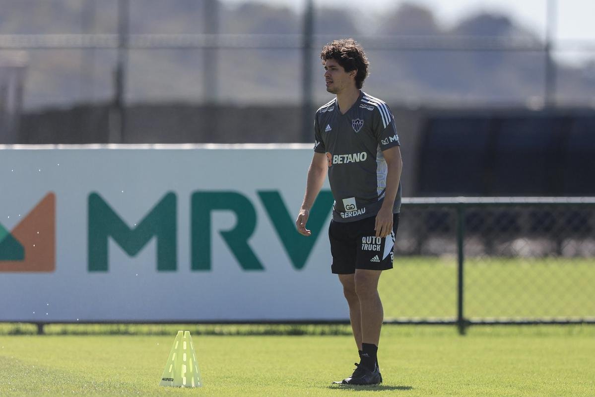 Nesta quinta-feira (28), o Atltico realizou o terceiro treino na Cidade do Galo aps o retorno de Cuca. Durante a atividade, o treinador conversou com o presidente do clube, Srgio Coelho.