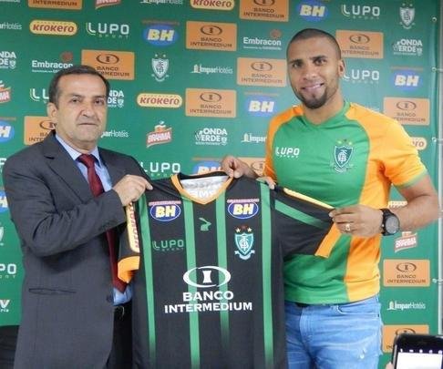 Nlson (atacante) - contratado em agosto de 2016, fez apenas trs partidas no ano. No permaneceu no clube na temporada seguinte. Em 2018, atuar pelo Bangu-RJ.