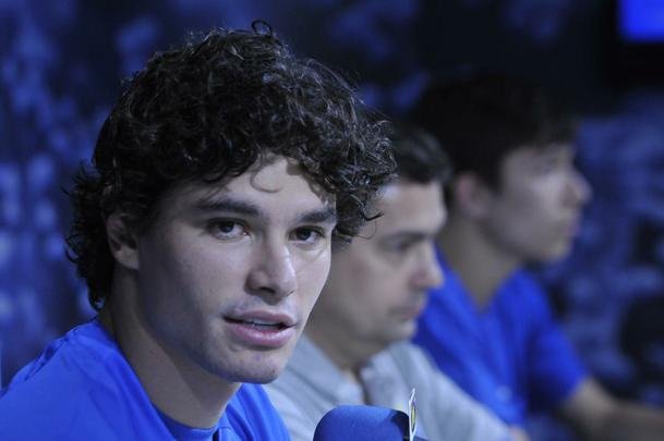 Lateral-esquerdo Dod, de 26 anos, foi apresentado pelo Cruzeiro na Toca; Jos Benedito, pai do lateral, e Jnior Pedroso, empresrio, estiveram presentes