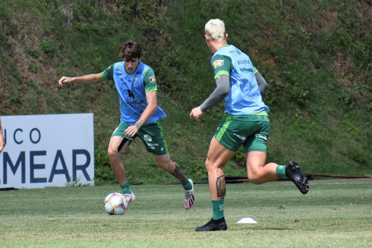 O América treinou na manhã desta quinta-feira (7), no CT Lanna Drumond, em Belo Horizonte. A atividade foi voltada para o confronto contra o Vitória, pela 33ª rodada da Série B do Campeonato Brasileiro. O duelo será realizado às 19h deste sábado (9), no Independência, em Belo Horizonte. Enquanto a equipe baiana luta contra o rebaixamento à Série C, o Coelho briga pelo tricampeonato da segunda divisão nacional.