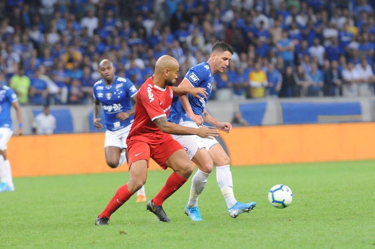 Fotos do primeiro tempo do duelo entre Cruzeiro e Internacional, no Mineiro, pela semifinal da Copa do Brasil