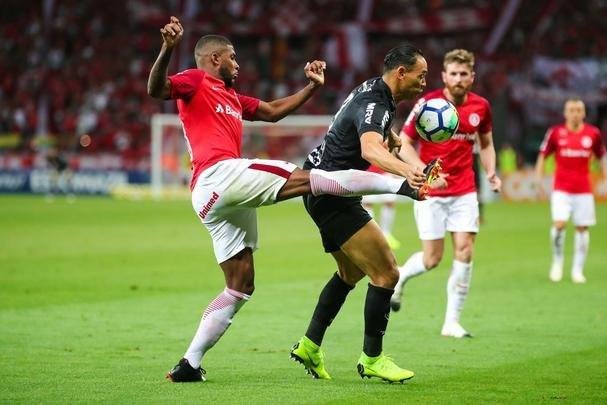 Galo derrotou Internacional no Beira-Rio com gols de Cazares e Terans; D'Alessandro descontou de pênalti