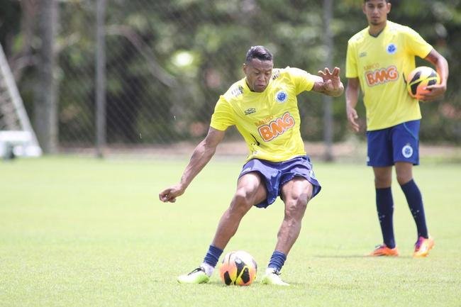 Jlio Baptista (meia) - com direito a carro-forte na apresentao, o ex-jogador de Sevilla, Real Madrid, Arsenal, Roma e Mlaga teve papel decisivo no Campeonato Brasileiro de 2013 ao marcar gols importantes nas vitrias sobre Vasco (5 a 3, no Mineiro, pela 17 rodada) e Botafogo (3 a 0, no Mineiro, pela 22 rodada). Ao todo, o ex-camisa 10 balanou a rede 17 vezes em 62 apresentaes pelo clube.