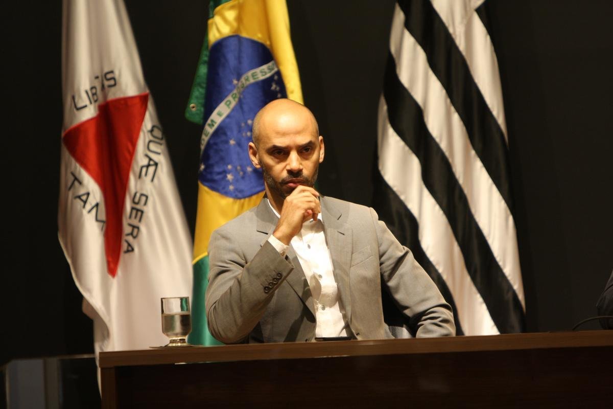 Veja imagens da entrevista coletiva de Srgio Sette Cmara