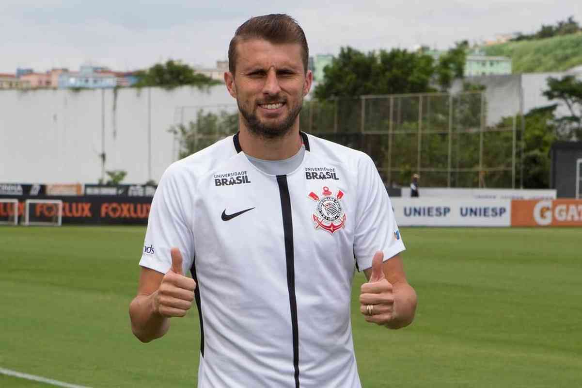 Henrique - zagueiro se transferiu do Fluminense para o Corinthians