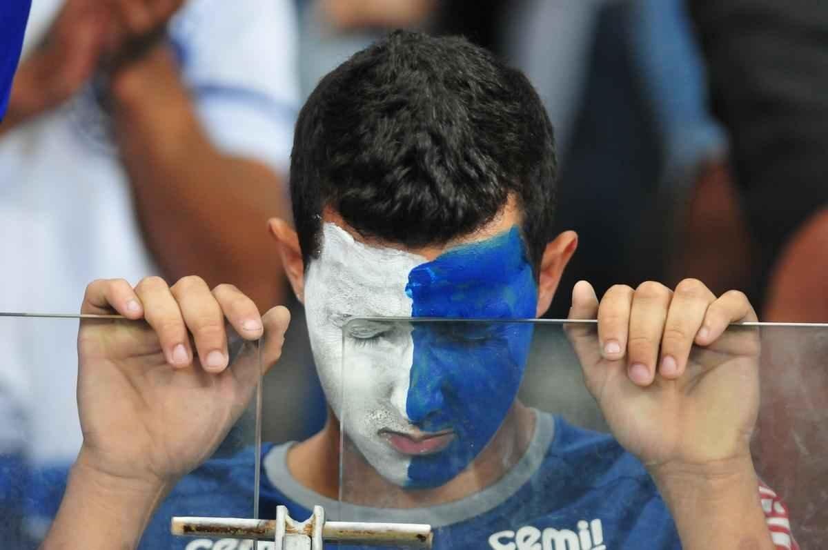Torcedores do Cruzeiro foram da tenso  euforia no Mineiro, em noite emocionante