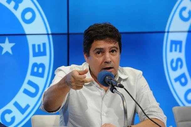 27/05/2019 - na segunda-feira seguinte  matria do Fantstico, a diretoria do Cruzeiro marcou entrevista coletiva para esclarecer as denncias. Sentaram-se  mesa de entrevista o presidente Wagner Pires de S, o vice-presidente de futebol Itair Machado, o diretor financeiro Flvio Pena e o diretor de controladoria e finanas Flvio Pena. Em dado momento, Itair se irritou com o argumento de Vincius Nicoletti, reprter do Fox Sports, de que os direitos econmicos do atleta Estevo William, de 12 anos, no poderia ter sido colocado como garantia de pagamento de uma dvida de R$ 2 milhes do clube com um empresrio. O Estatuto da Criana e do Adolescente probe a incluso de crianas em transaes como essa. Estevo, por sinal, s poder ter o primeiro contrato profissional em 2023. O dirigente ameaou Nicoletti com a seguinte frase 'Voc vai ver. Eu tenho muita coisa suas e vou comear a falar'.