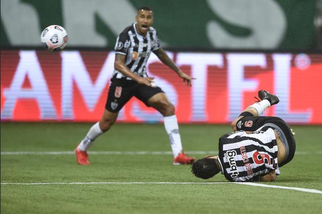 Diego Costa sofreu pnalti. Hulk cobrou e mandou na trave esquerda.