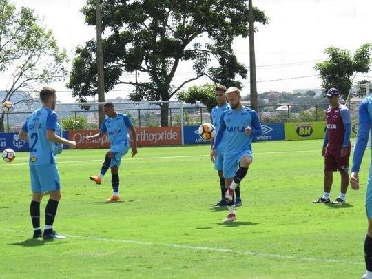 O Cruzeiro fez, nesta tera-feira, o ltimo treino em BH antes da viagem para Santiago, onde enfrenta a Universidad de Chile, pela Copa Libertadores