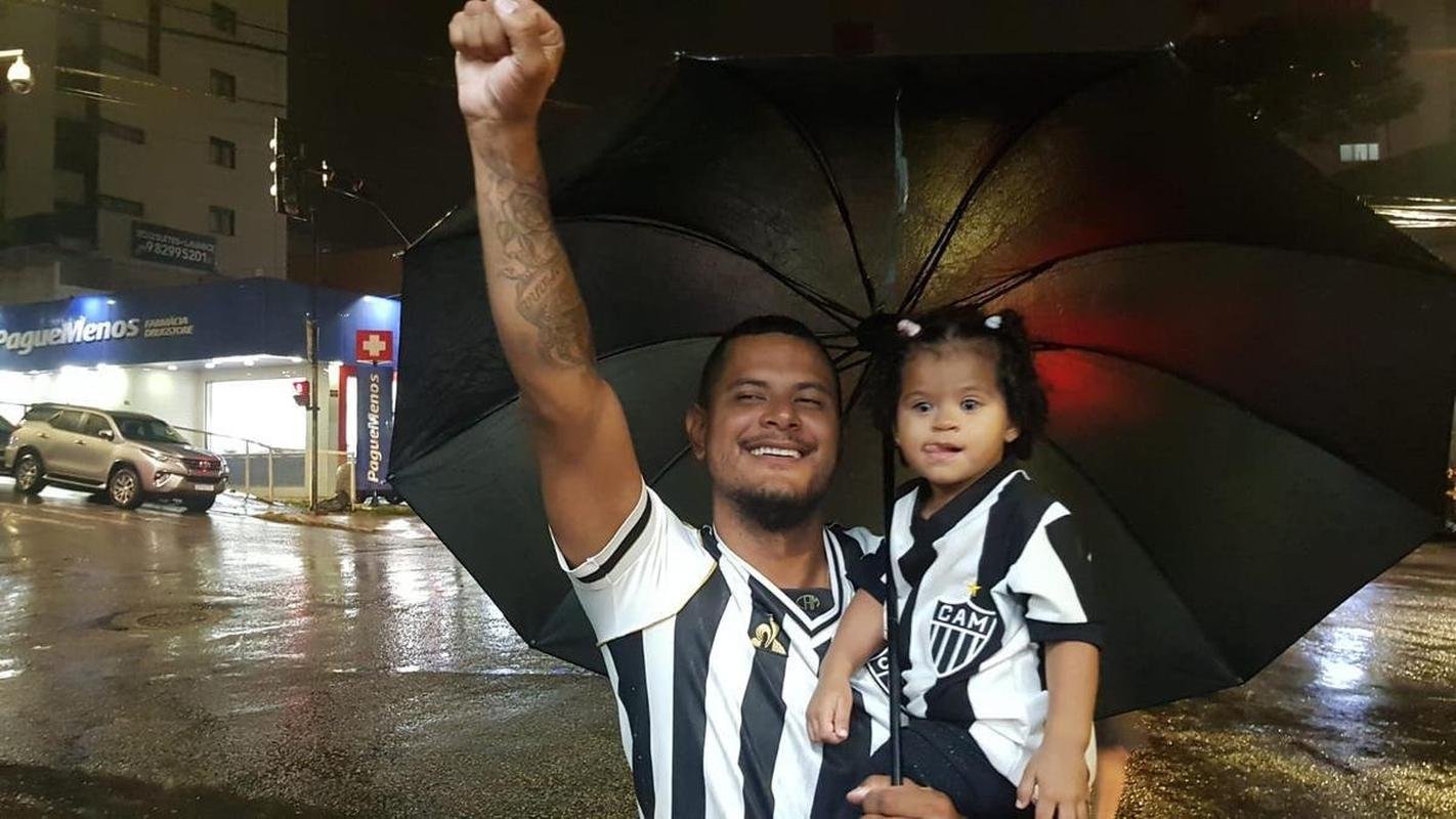 Atleticanos acompanharam Flamengo 2x1 Cear nos bares de Belo Horizonte, na expectativa de comemorar o ttulo antecipado do Campeonato Brasileiro. No entanto, o rival carioca venceu o time nordestino e adiou a festa atleticana.