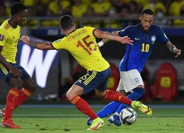 Seleção Brasileira joga mal, mas segue na liderança isolada da competição