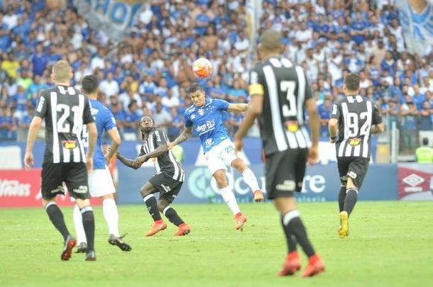 Fotos do primeiro tempo do clssico entre Cruzeiro e Atltico, pela final do Mineiro