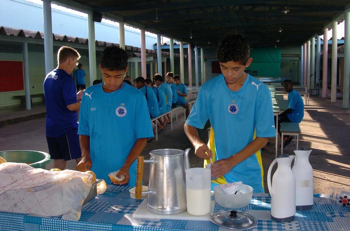 Atacante Dudu esteve nas categorias de base do Cruzeiro de 2005 at 2009, quando recebeu oportunidade entre os profissionais. Posteriormente, em 2010, foi emprestado ao Coritiba. Retornou  Raposa em 2011 e foi vendido ao Dnamo de Kiev meses depois.