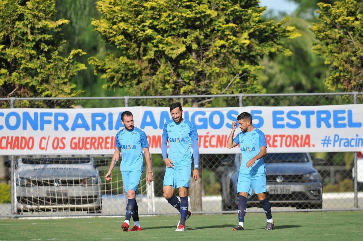 Jogadores do Cruzeiro durante treino desta sexta-feira na Toca da Raposa II
