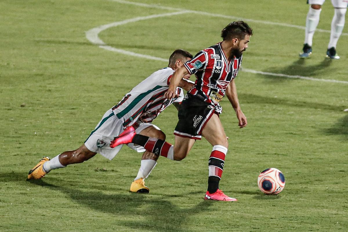 Primeiro tempo de jogo foi pegado, com chances para as duas equipes. O Salgueiro começou se lançando mais para o ataque, mas foram do Santa Cruz as melhores oportunidades. O time coral até balançou as redes, mas a arbitragem assinalou impedimento.