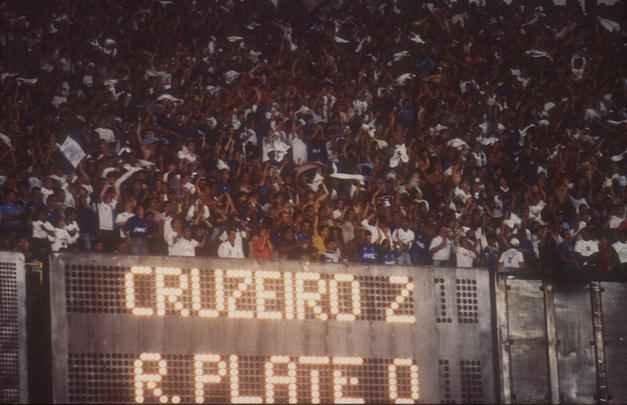 No Mineirão, Cruzeiro derrotou o River por 2 a 0 nas quartas de final. No Monumental de Núñez, River devolveu o placar, mas perdeu para a Raposa nos pênaltis