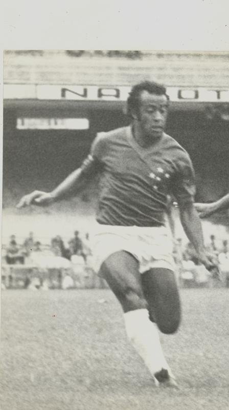 Dirceu Lopes marcou poca com a camisa 10 do Cruzeiro nas dcadas de 1960 e 1970. Fez parte do time campeo da Taa Brasil de 1966 e da Copa Libertadores de 1976 (como espectador). Com a camisa celeste, Dirceu fez 228 gols em 608 jogos. Ele  o segundo maior artilheiro da histria do clube, atrs apenas de Tosto, com 245.