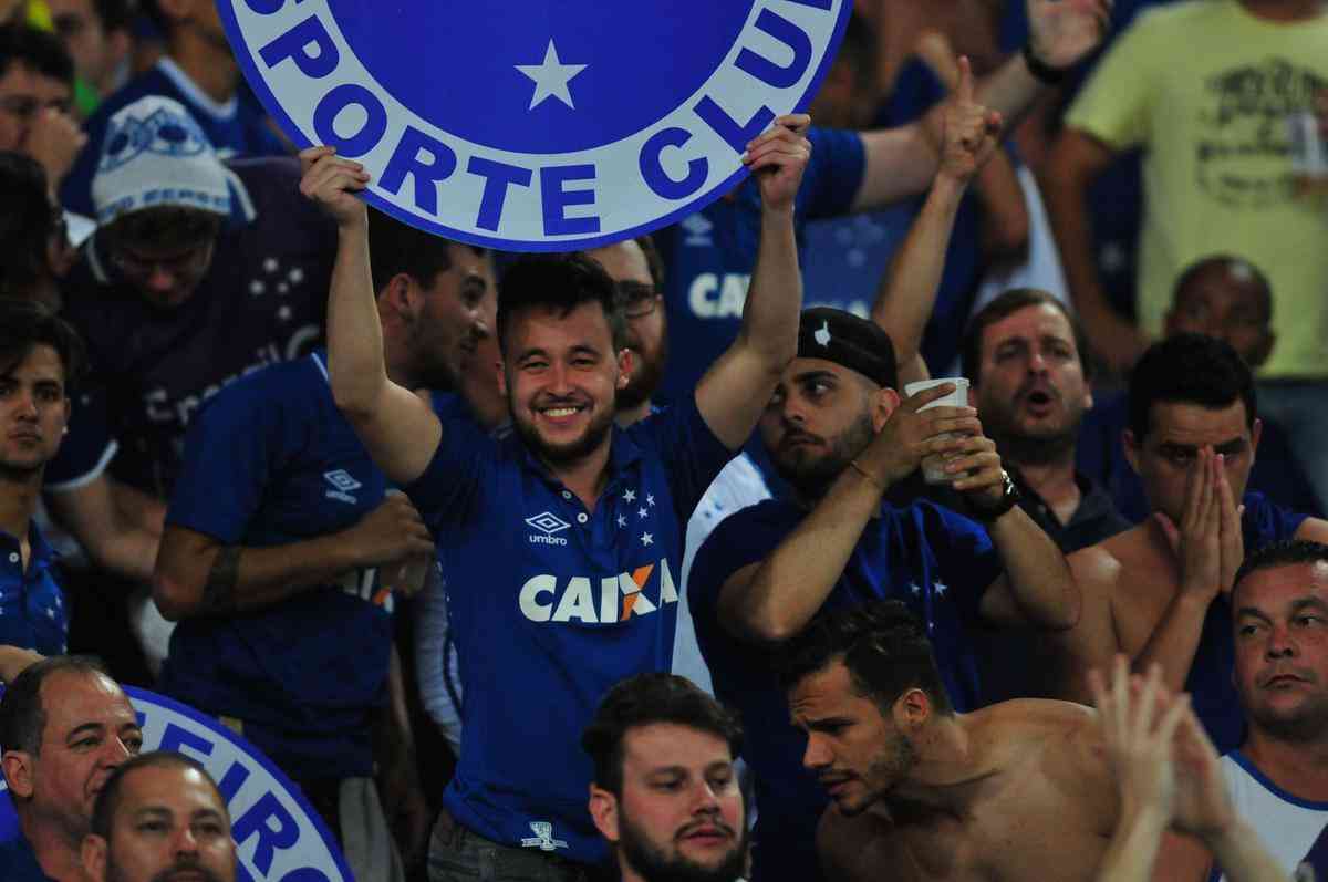 Mais de cinco mil cruzeirenses apoiaram o time no Maracan, primeiro jogo da final da Copa do Brasil