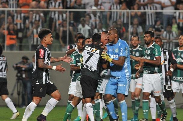 Imagens da confuso entre Leandro Donizete e Gabriel Jesus no Horto