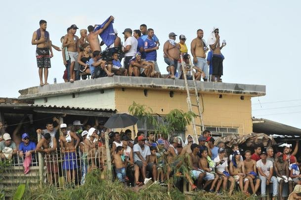 Torcidas de Cruzeiro e Guarani lotaram estdio Fario e casas do entorno, em Divinpolis, para assistir ao duelo de abertura do Campeonato Mineiro 2019