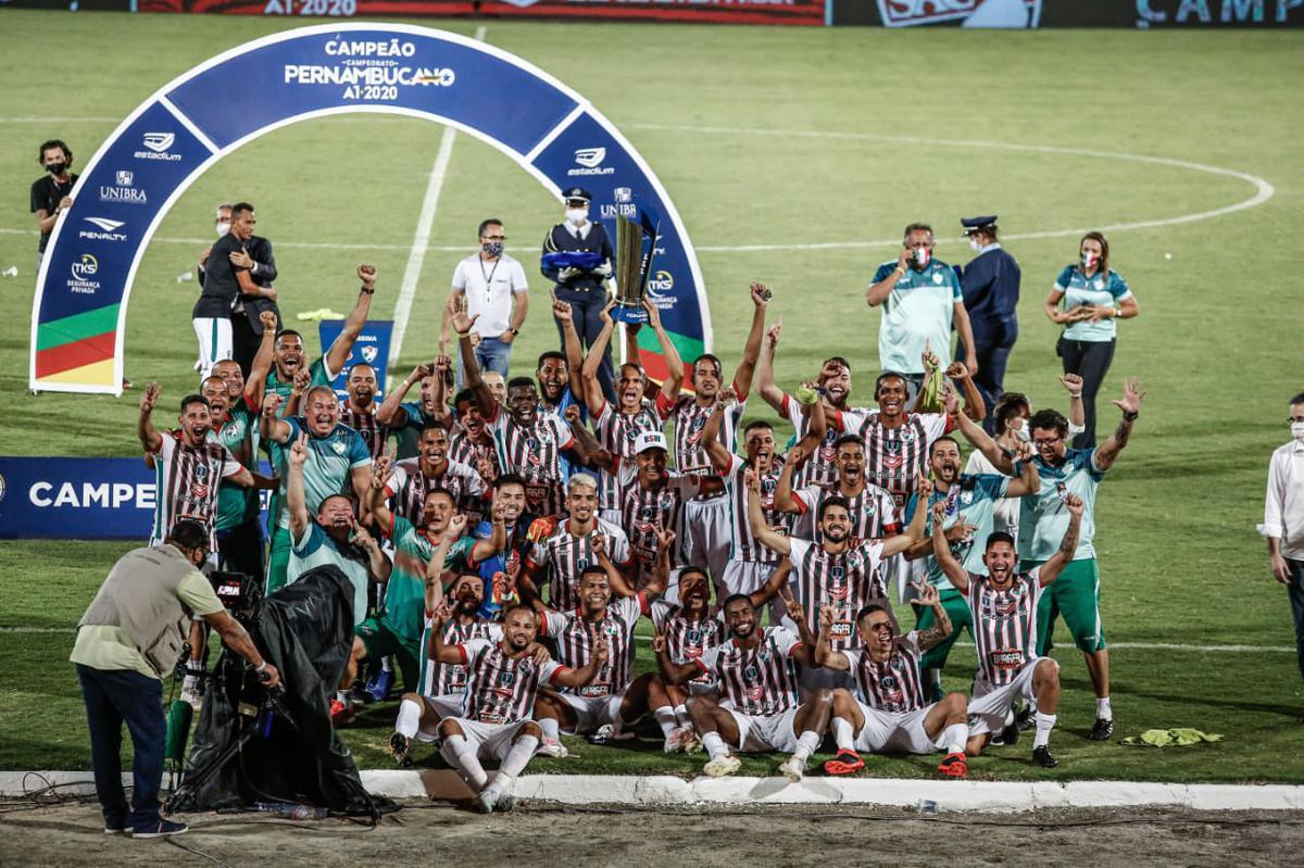 Após empatar em 0 a 0 contra o Santa Cruz, no Arruda, o Salgueiro bateu a Cobra Coral nos pênaltis e garantiu o primeiro título Estadual para o interior pernambucano