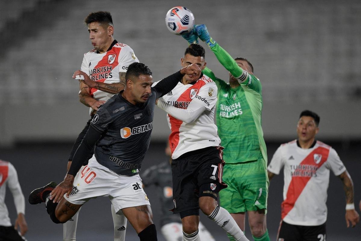 Nacho Fernndez, do Atltico, foi expulso aps atingir rival de forma involuntria