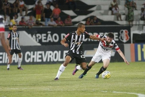 Imagens do jogo entre Santa Cruz e Atltico pelo Brasileiro