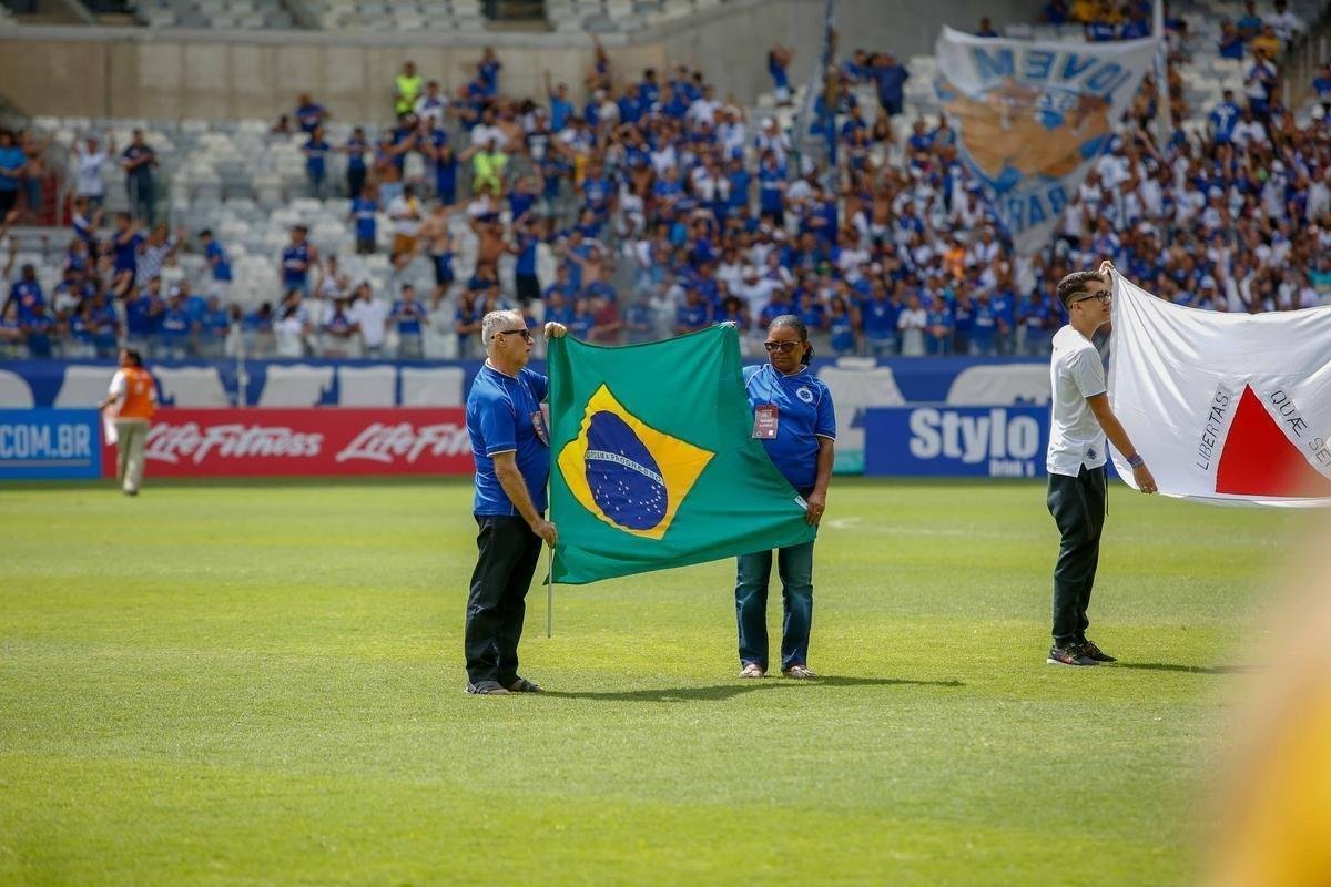 Seu Lcio entrou no gramado com jogadores, carregou bandeira do Brasil e realizou grande sonho