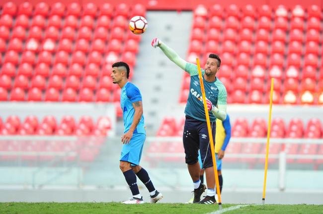Fotos do treino do Cruzeiro no estdio Libertadores de Amrica, casa do Independiente, em Avellaneda. Time celeste fechou preparao para o jogo contra o Racing, s 21h30 desta tera-feira, no El Cilindro, pela primeira rodada do Grupo 5 da Copa Libertadores (Ramon Lisboa/EM D.A Press)