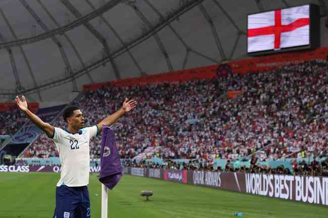 Inglaterra goleia o Irã, e protestos entram em campo no Catar