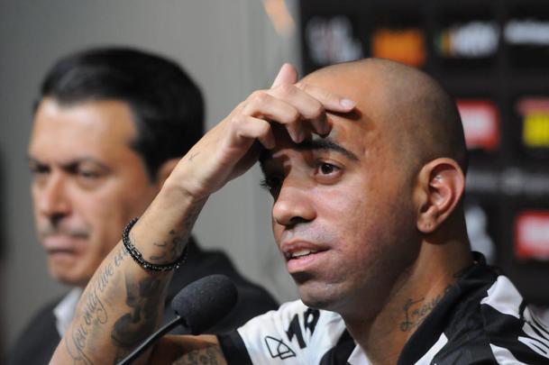 Diego Tardelli foi apresentado pelo diretor de futebol do Atlético, Rui Costa, neste domingo, antes do jogo contra a Caldense