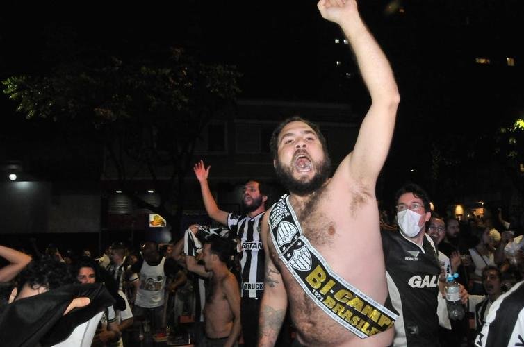 Festa da torcida pelo bicampeonato brasileiro do Atlético na sede do clube, no bairro de Lourdes, em BH