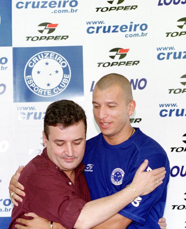 Fábio Júnior foi o artilheiro do Cruzeiro vice-campeão brasileiro de 1998, com 18 gols em 32 jogos. Graças ao grande desempenho, a Roma, da Itália, pagou 15 milhões de dólares por sua contratação, em janeiro de 1999. Em março de 2000, retornou ao time celeste por empréstimo e foi fundamental no título da Copa do Brasil ao marcar o primeiro gol da vitória por 2 a 1 sobre o São Paulo, no Mineirão. O centroavante teve uma terceira estada no clube, em 2002. No geral, disputou 190 partidas e fez 81 gols.