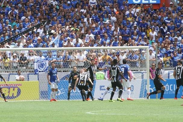 Fred abriu o placar para o Cruzeiro aos 15 minutos do segundo tempo em cobrana de pnalti