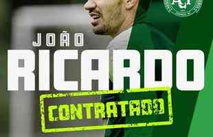 Aps quatro anos e meio defendendo o Amrica, o goleiro Joo Ricardo se transferiu para a Chapecoense, onde assinou contrato de dois anos
