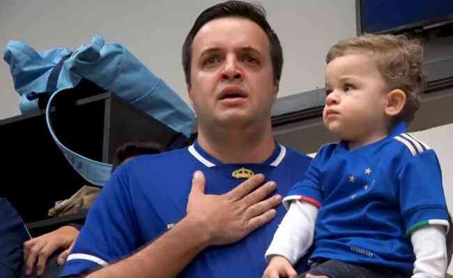 Torcedor do Cruzeiro fala com jogadores no vestiário da emoção com o filho no Mineirão