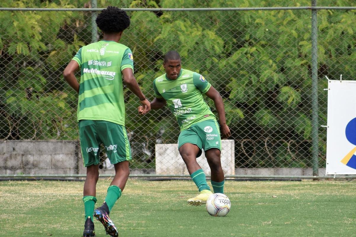 O Amrica segue com treinos preparatrios para a disputa do Campeonato Mineiro 2021. Comandados pelo auxiliar tcnico Mrcio Hahn, jogadores da base americana - e tambm os que tiveram menos oportunidades na temporada 2020 - realizam atividades voltadas ao Estadual.