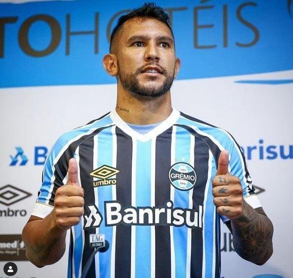 O Grmio anunciou a contratao do meia Walter Montoya
