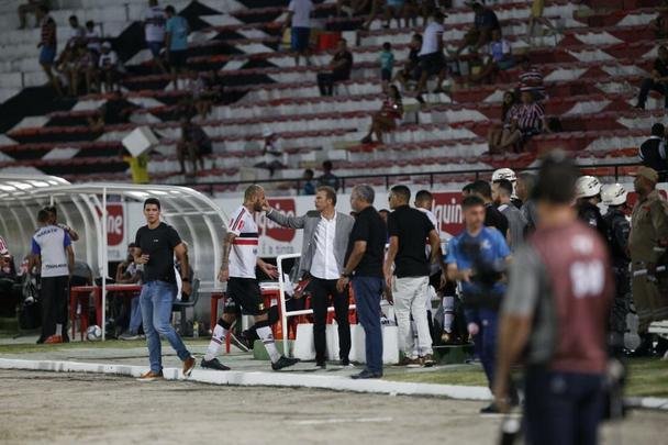Equipes se enfrentaram no estdio do Arruda pela nona rodada da Srie C.