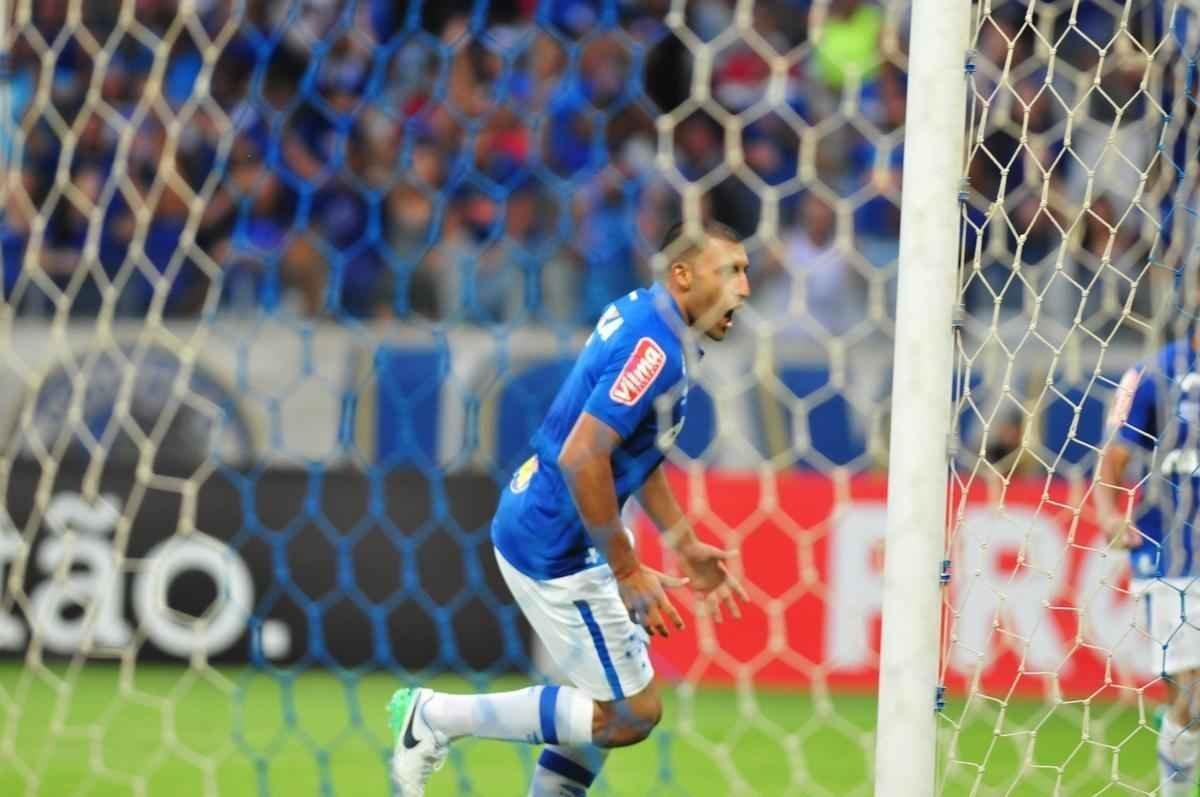 Ramn bila marcou o gol do Cruzeiro aos dois minutos do segundo tempo