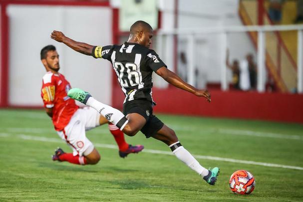 Veja imagens do jogo entre Tombense e Atltico