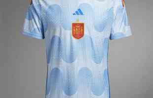 A camisa II da Espanha para a Copa do Mundo  azul e foi lanada pela Adidas