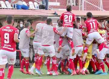 Time goiano, ainda com técnico interino, bate o Leão por 1 a 0