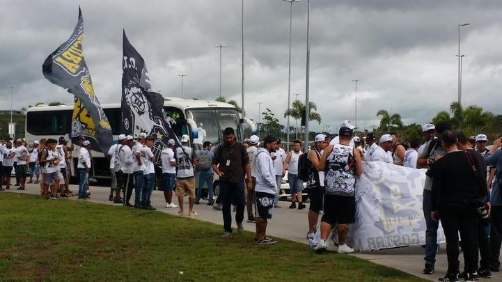 Torcida do Atltico chegou cedo ao aeoporto de Confins para receber o novo 'professor', o venezuelano Rafael Dudamel