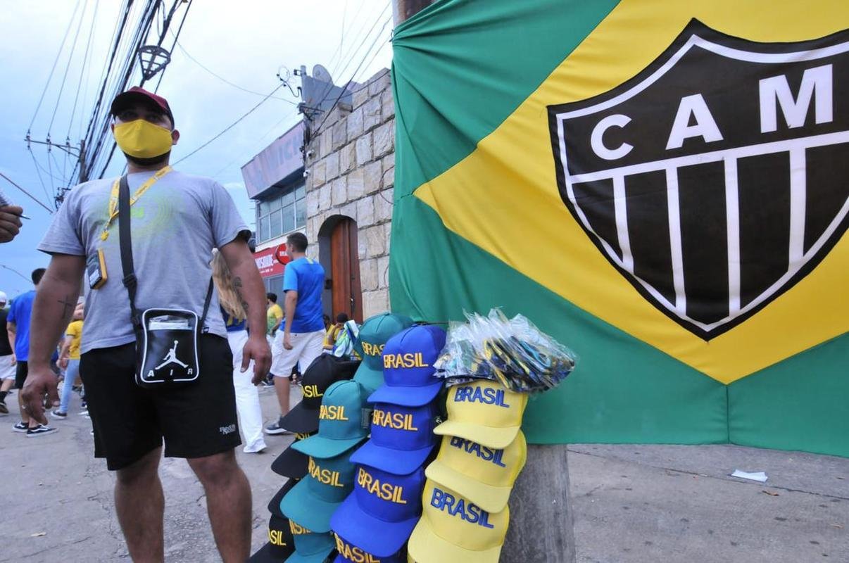 Torcedores no entorno do Mineiro, em BH, antes do jogo entre Brasil e Paraguai pelas Eliminatrias da Copa do Mundo do Catar