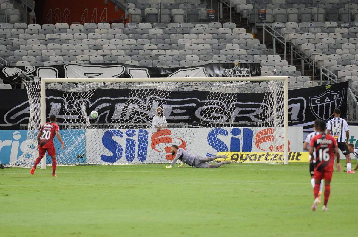 Christian domina na marca do pnalti e solta uma bomba para estufar as redes de Everson: Athletico-PR 1 a 0 no Mineiro