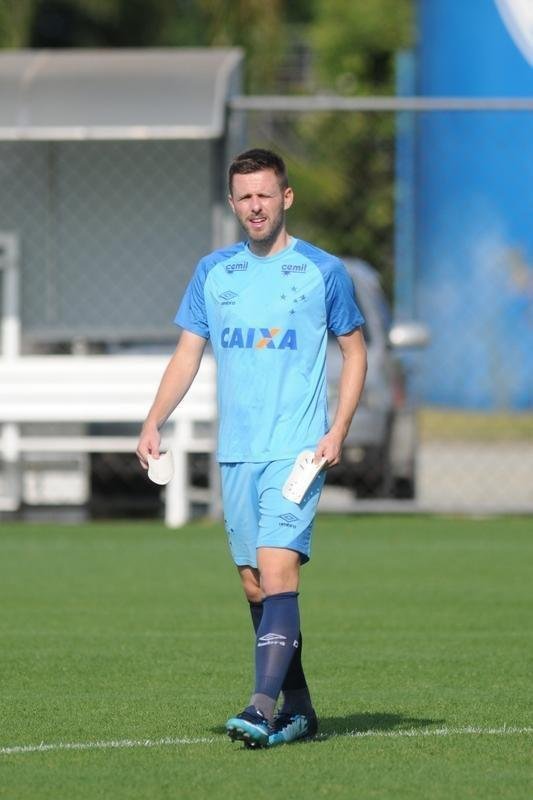 Mano Menezes voltou a fechar treino na Toca da Raposa II e permitiu imagens apenas do aquecimento. O certo  que o treinador voltar a contar com o Cruzeiro ideal diante do Boca Juniors, na quinta-feira, no Mineiro. Todos os atletas esto  disposio para duelo de volta das quartas de final da Libertadores