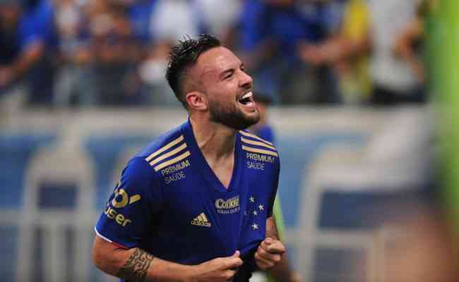Giovanni comemorou muito seu 5 gol pelo Cruzeiro na temporada