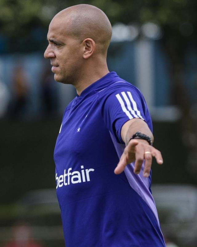 Fotos do primeiro treino do tcnico portugus Pepa no Cruzeiro